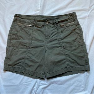 Green style & co shorts, Size 14